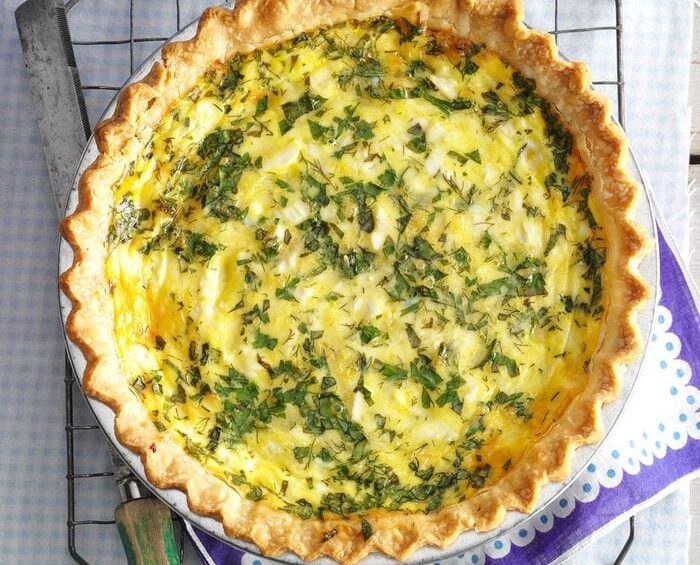 Bánh Quiche Thơm Mềm Với Phô Mai Mozzarella Và Thảo Mộc Tươi