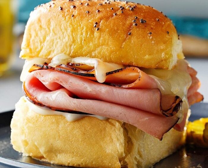 Hamburger Kẹp Jambon và Phô Mai Mozzarella Putino Chảy Tràn Kiểu Thụy Sĩ