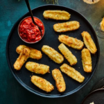Phô mai que mozzarella Putino chiên giòn chấm sốt cà chua cay