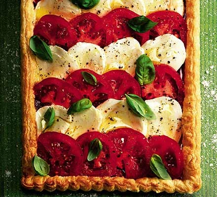 Bánh Tart Cà Chua và Phô Mai Mozzarella Putino với Pesto Ớt Nướng