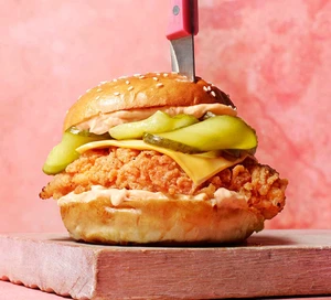 Burger Gà Chiên Giòn với Sốt Cay Nồng