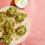 Fritter Zucchini và Phô Mai Feta Chiên Không Dầu