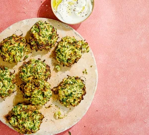 Fritter Zucchini và Phô Mai Feta Chiên Không Dầu