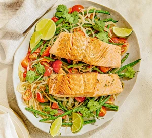 Salad Cá Hồi Biển và Dưa Hấu với Nước Sốt Chanh Ớt Cay Nồng