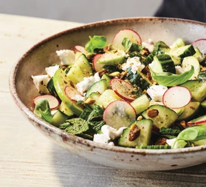 Salad Dưa Leo Táo Giòn Mát với Sốt Pistachio