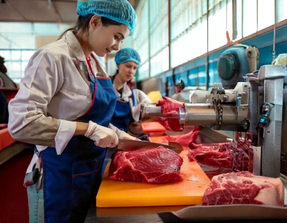 Firefly Female workers are cutting beef with a cutting machine. to cut it for sale 40455-Putino-Food