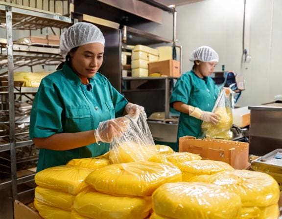 Firefly female workers are packing cheese into bags 9550-Putino-Food